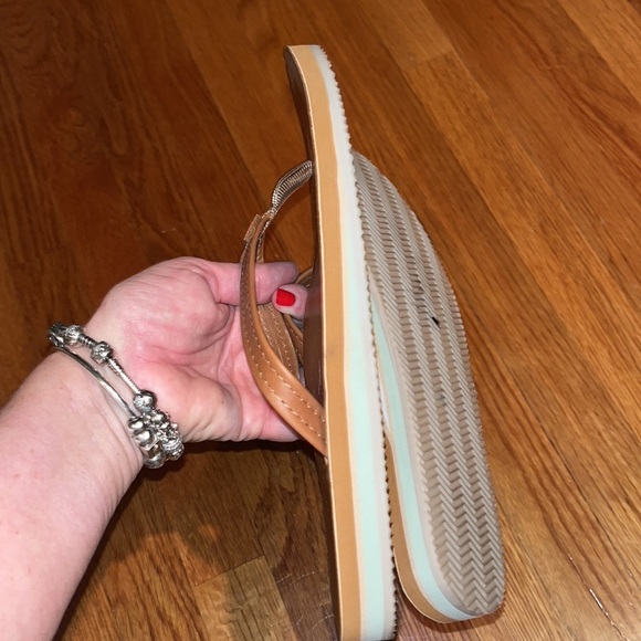 Lucky Brand tan leather flip flops size 7M - Picture 5 of 8